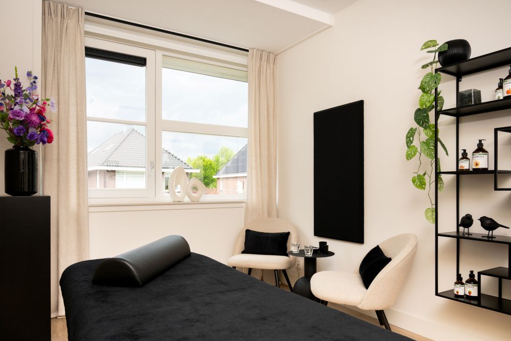 Massageruimte van Massage Atelier Karen in Amersfoort met massagetafel bij het raam