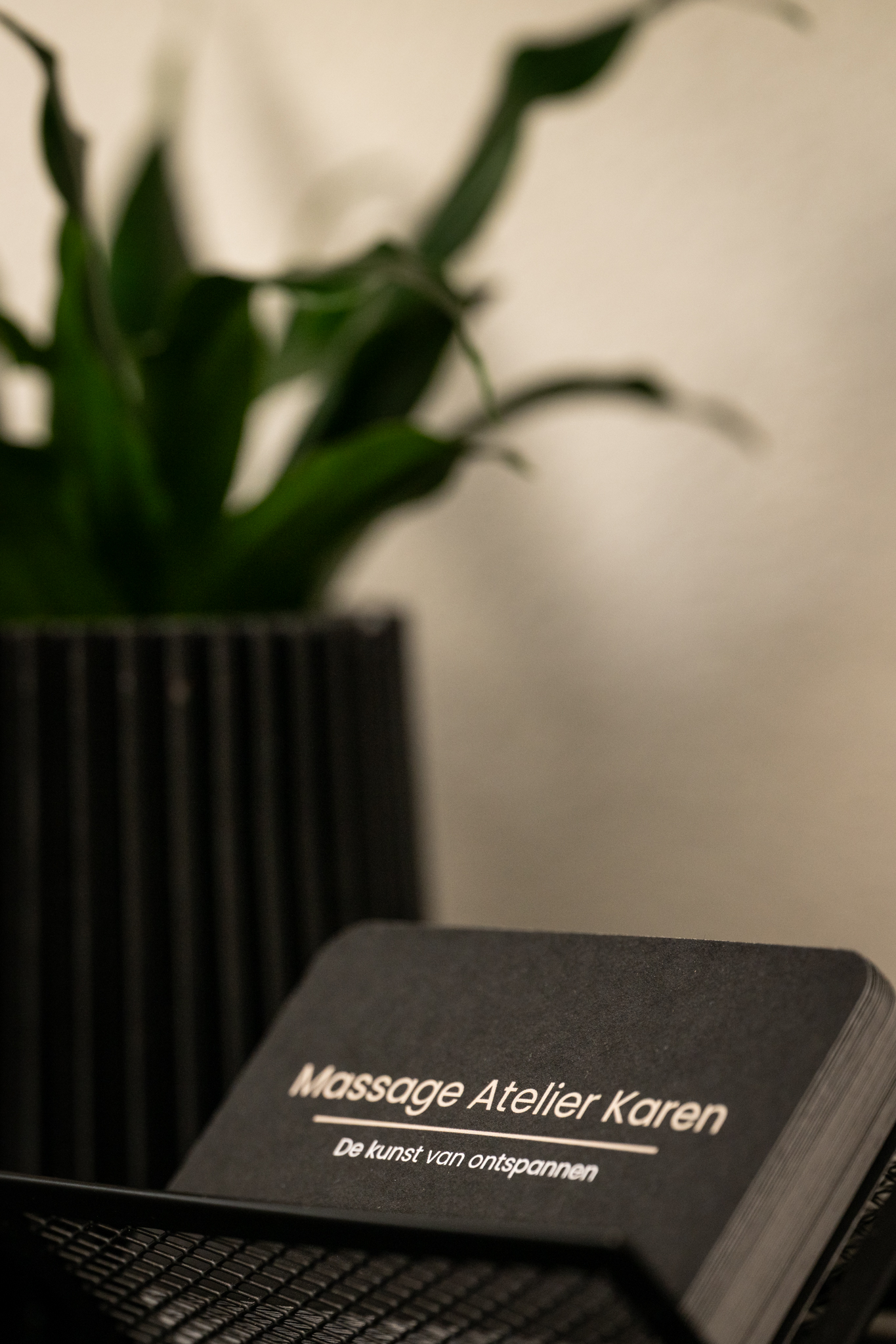 Visitekaartjes van Massage Atelier Karen met de tekst De kunst van ontspannen