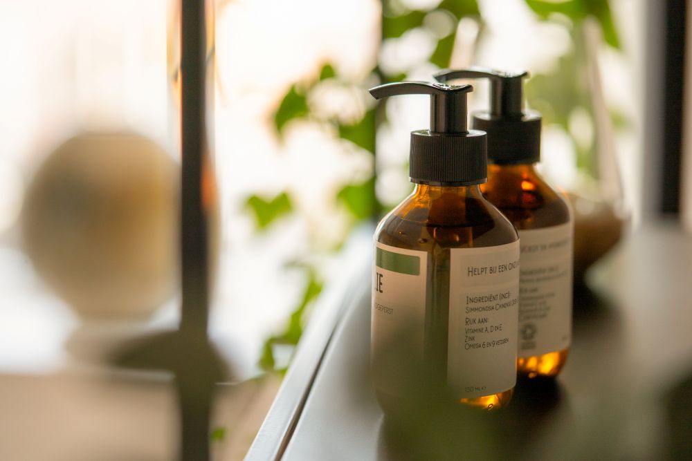 Flessen natuurlijke, koudgeperste massageolie in de massageruimte