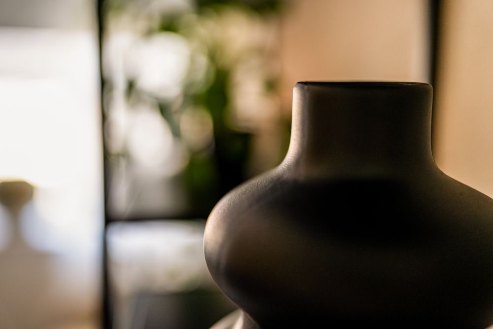 Handgemaakte zwarte keramische vaas als sfeeraccent in het massage-atelier