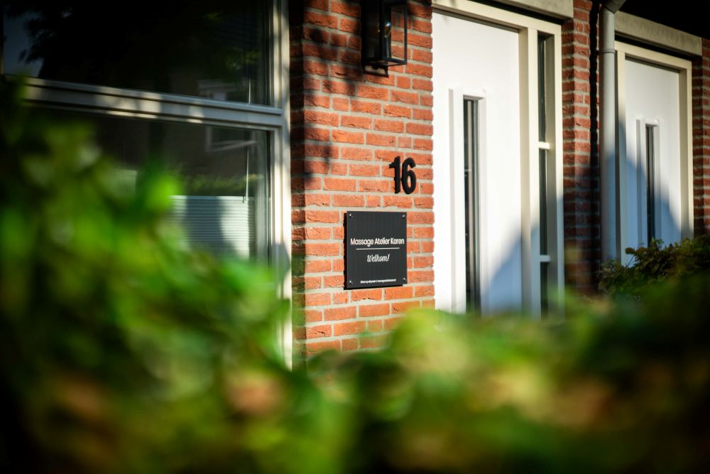 Entree van Massage Atelier Karen met naambordje bij huisnummer 16 in Amersfoort